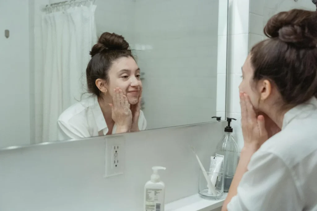 Como Criar uma Rotina de Skincare Simples Para Quem Está Começando